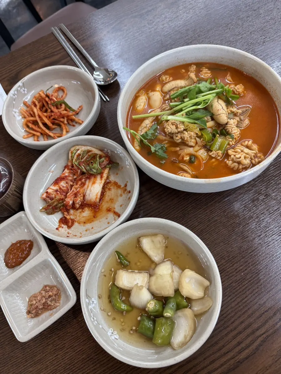 Side dishes of mu-saengchae and kimchi at Todamok