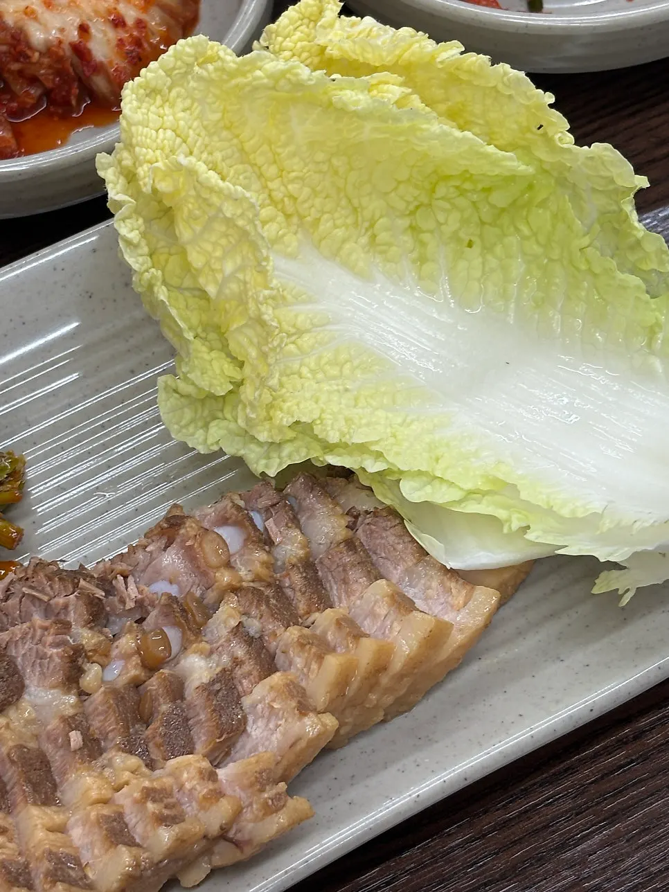보쌈과 명태미나리무침 구성