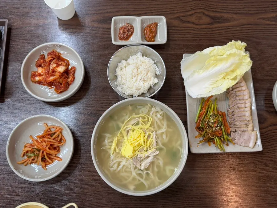 닭칼국수와 보쌈 소 주문 메뉴