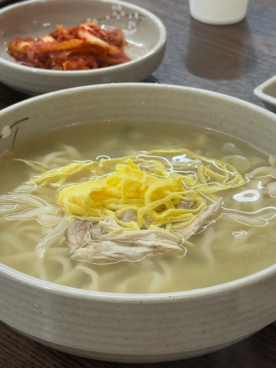 맛보기로 가져온 만두와 공기밥