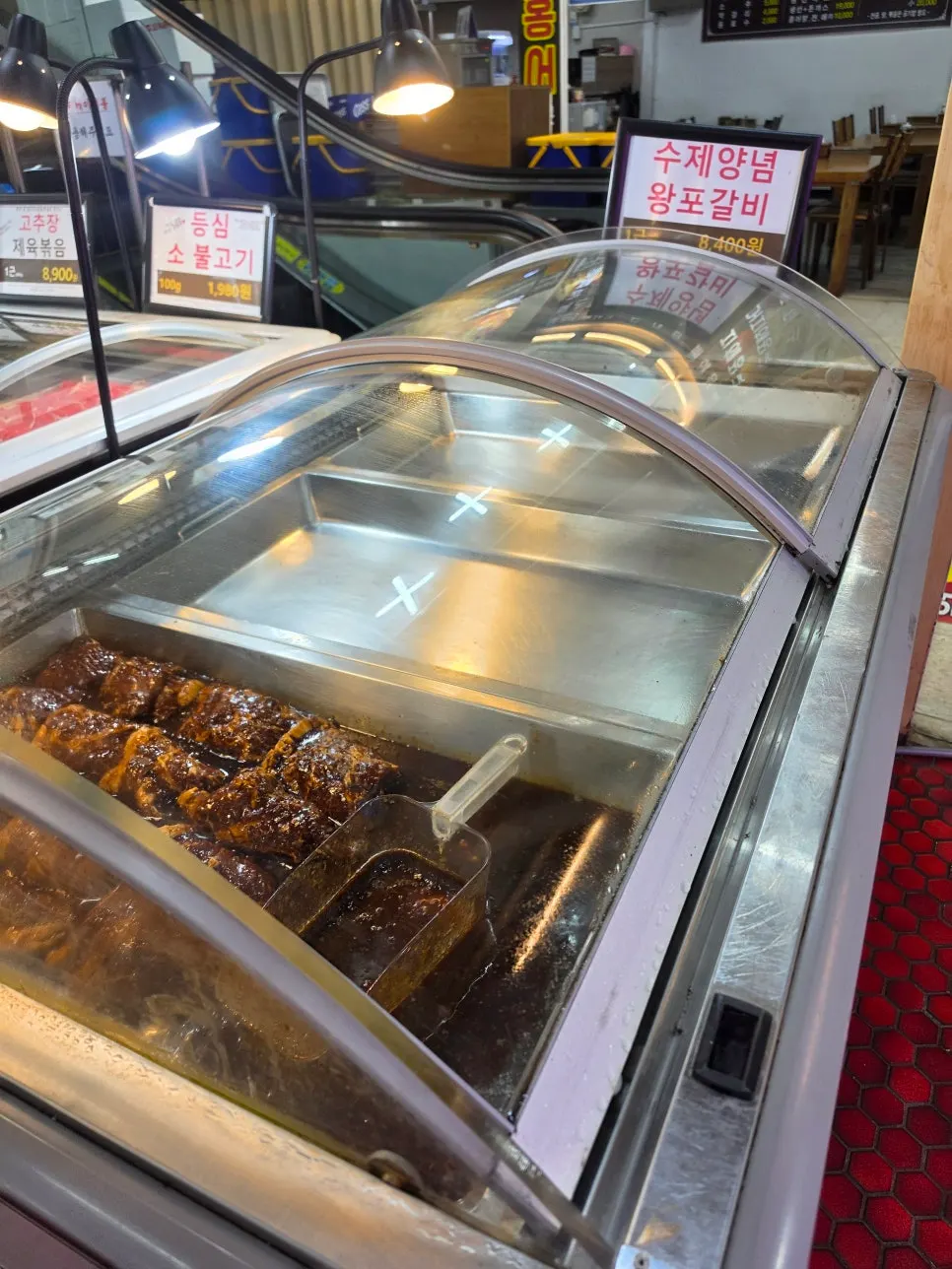 정육 코너와 간편식이 함께 진열된 매장 내부
