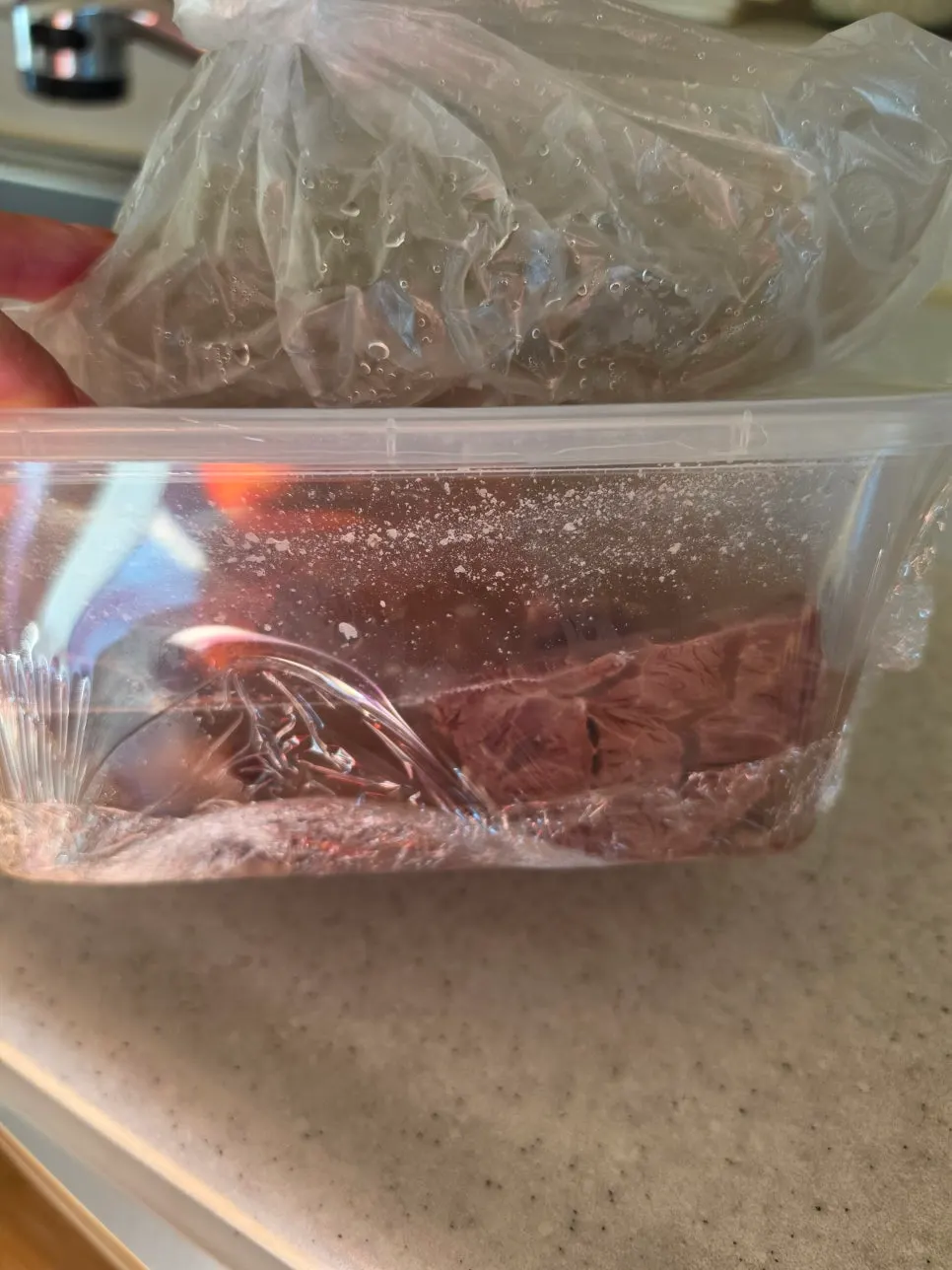포장 구입한 갈비탕을 끓여 담은 모습