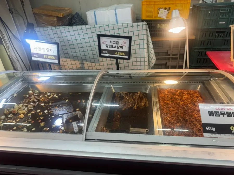정육식당 좌석과 고기 상차림