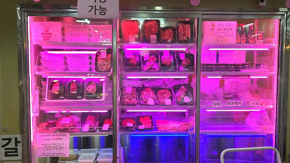 밑반찬이 채워진 냉장 진열대
