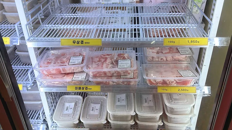 구워 먹기 좋은 고기가 놓인 냉장고 안쪽