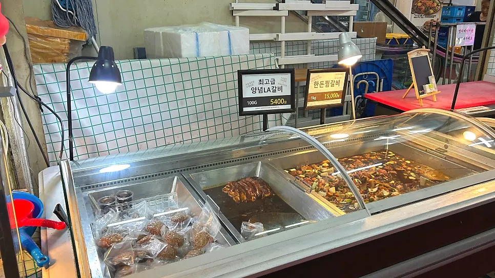 양념 고기 메뉴가 진열된 냉장 코너