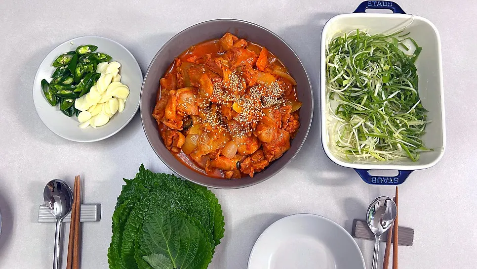 양배추 양파 당근을 넣고 볶는 닭갈비