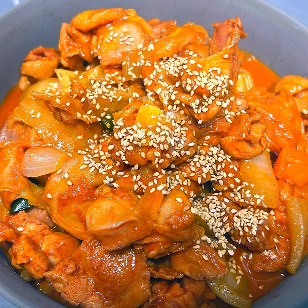 깨를 뿌려 완성한 집에서 만든 닭갈비