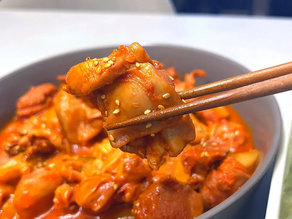 양념이 자작하게 졸아든 닭갈비 한 팬