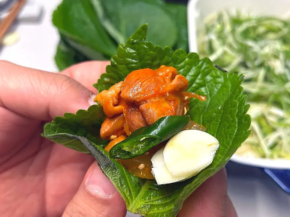 닭고기와 채소를 함께 집은 닭갈비