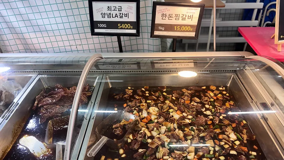 수제 양념육이 담긴 진열 트레이