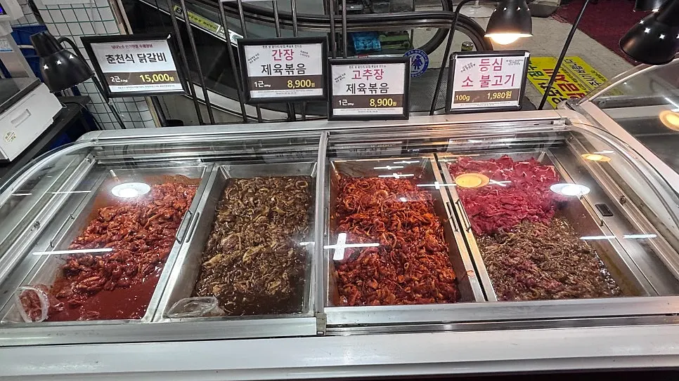정육점 냉장 코너의 다양한 고기