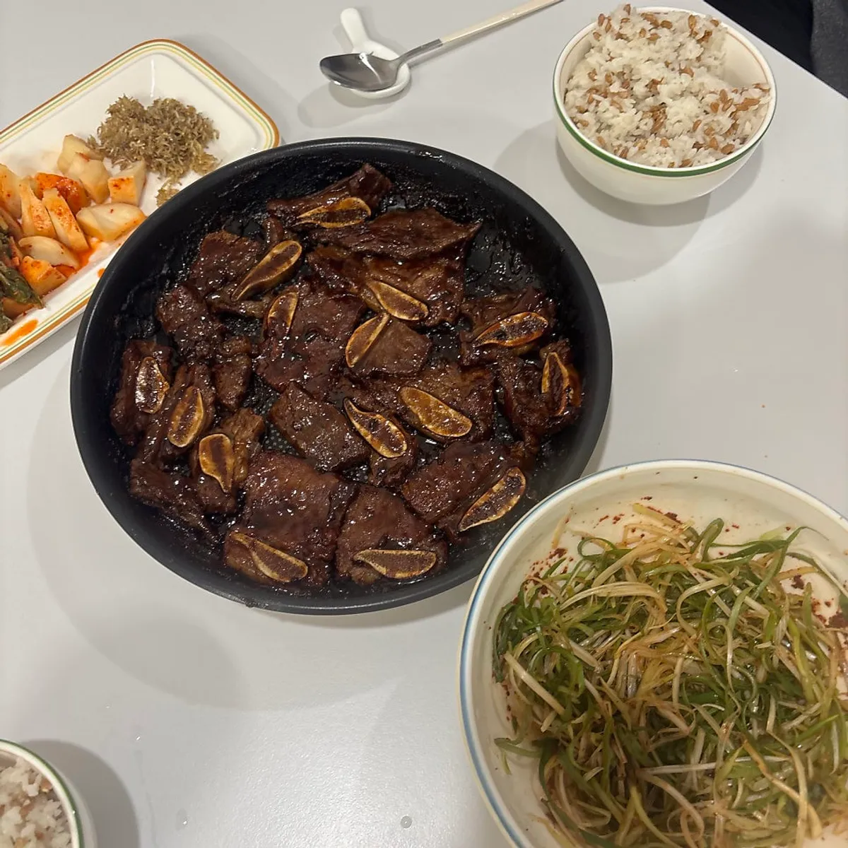 집에서 구워낸 양념 LA갈비 한 접시