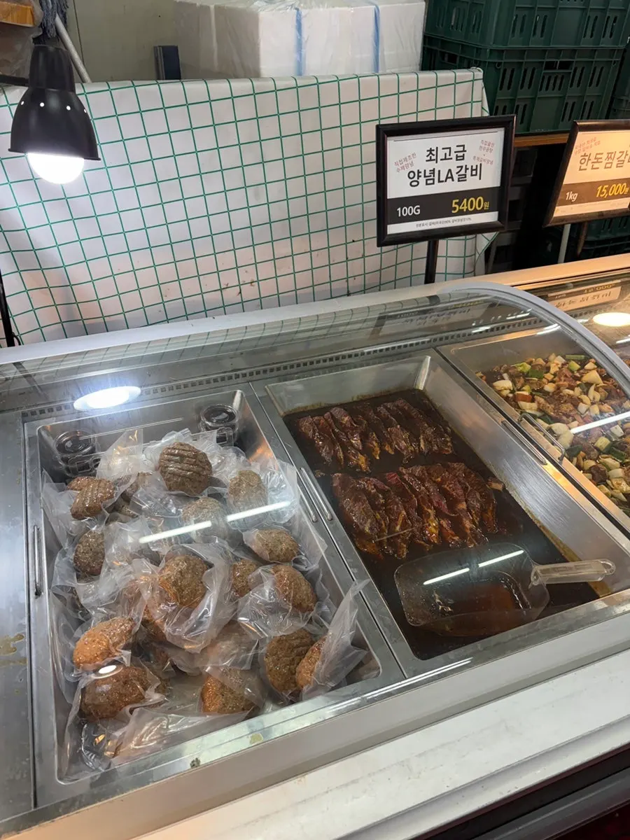 안산 성포동 정육점 모락모락홈앤쿡 매장 고기 진열대
