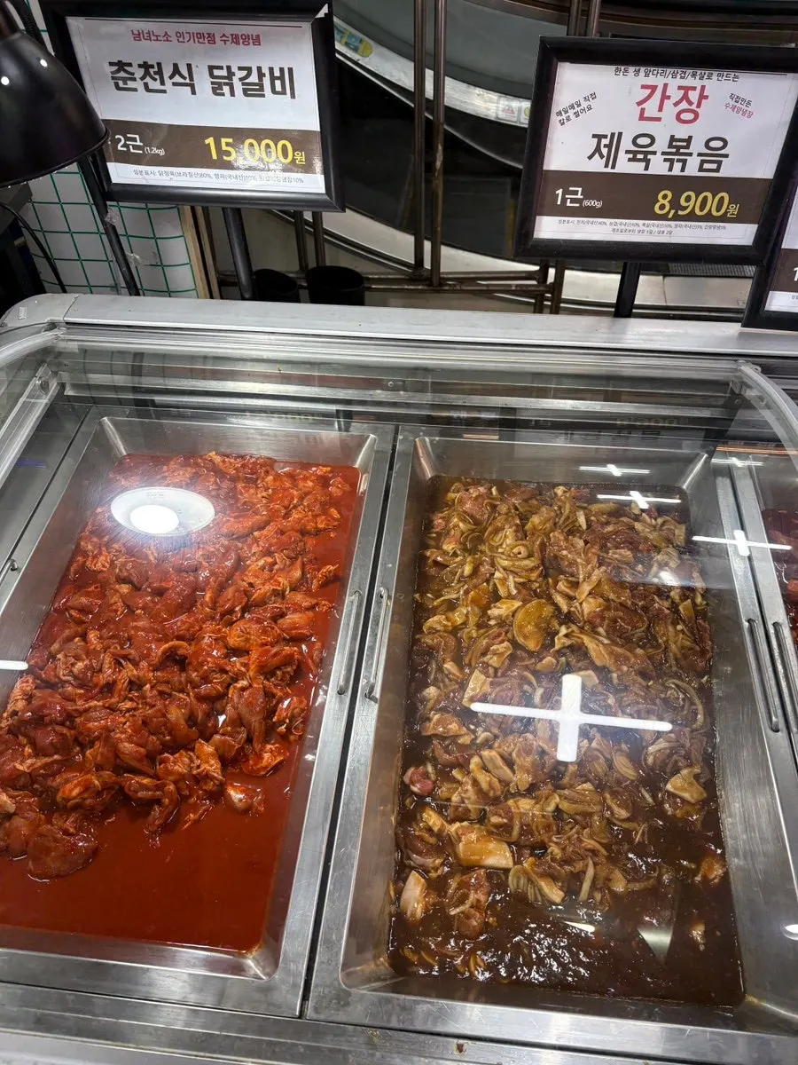접시에 담은 완성된 양념갈비와 밥 한 공기