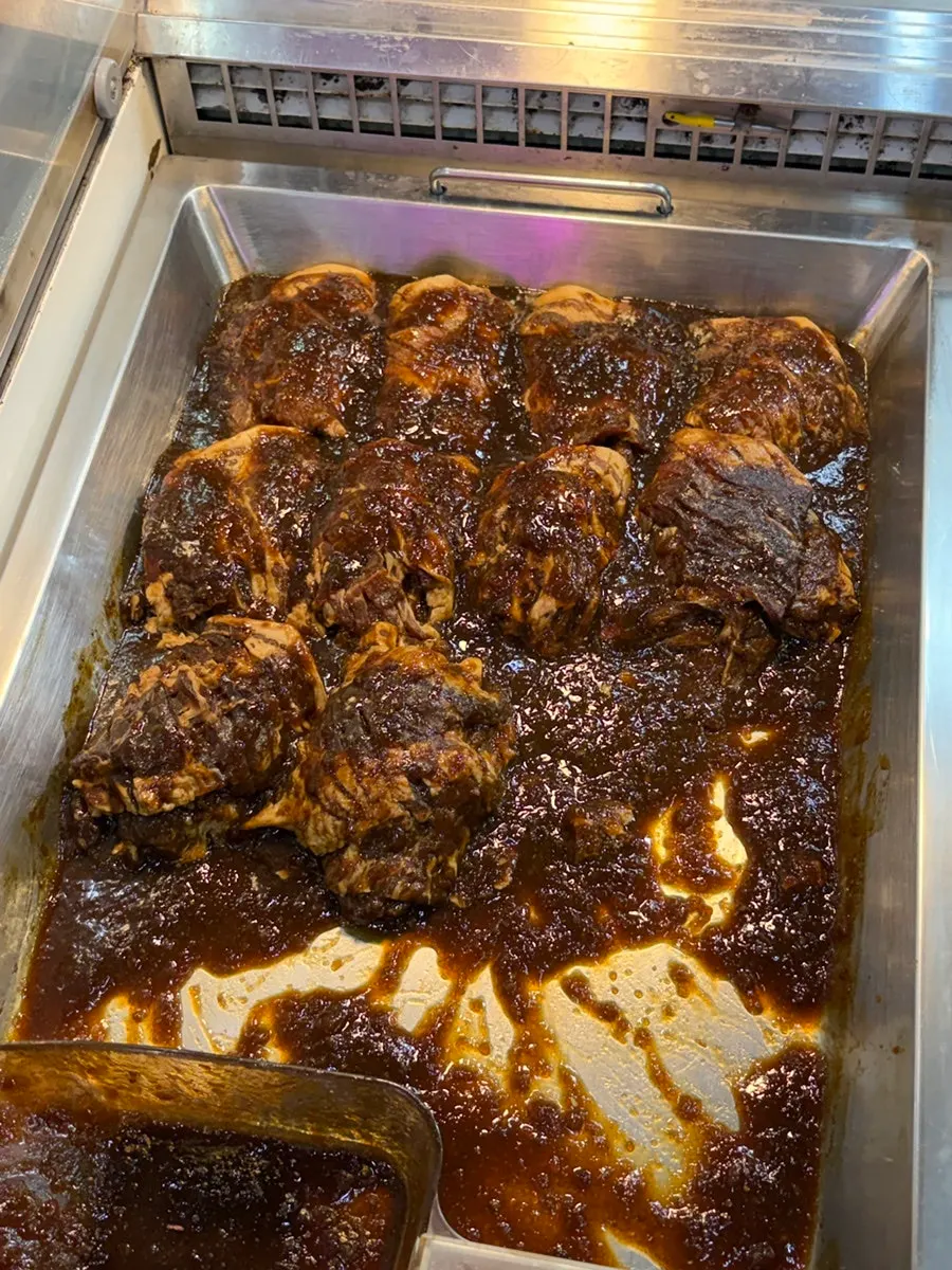 양념갈비와 반찬을 함께 놓은 식탁