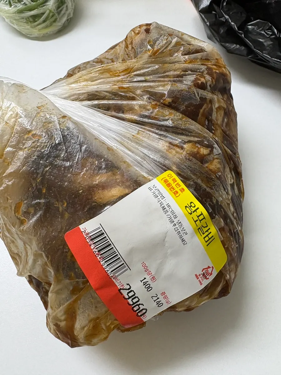 밥과 김치를 곁들인 양념갈비 한 끼