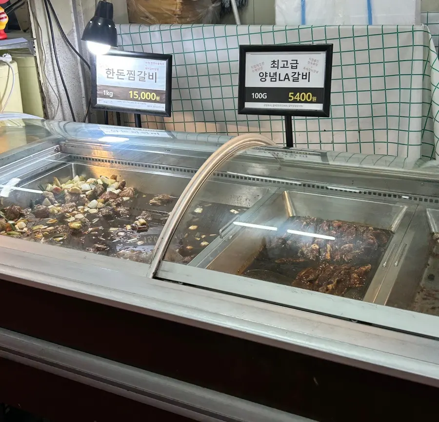 한우·한돈과 양념육이 진열된 정육 냉장 코너