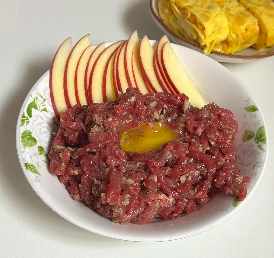 Hanwoo yukhoe finished with minced garlic and sesame oil