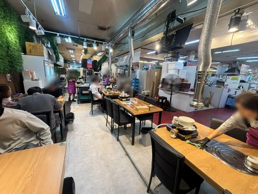 Dining hall at Morakmorak Seolleongtang with customers eating