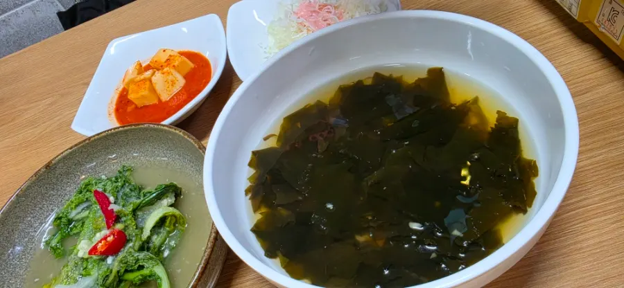 Seaweed soup served with the griddle dish