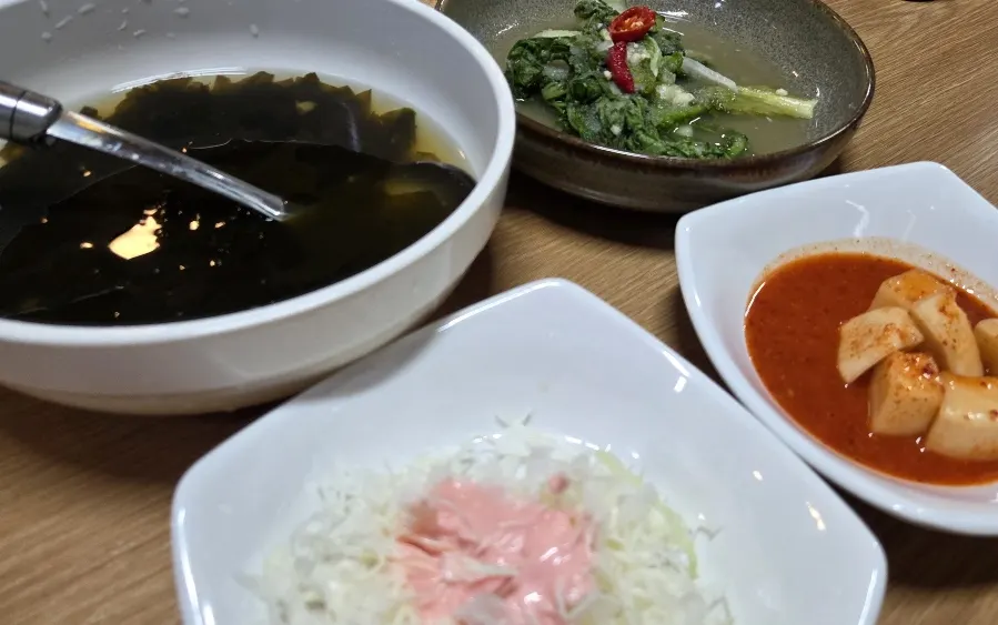 Salad and kkakdugi side dishes