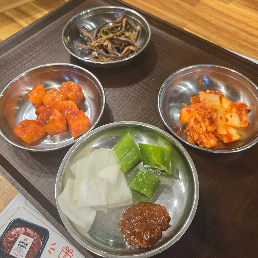 고사리볶음과 김치 기본찬