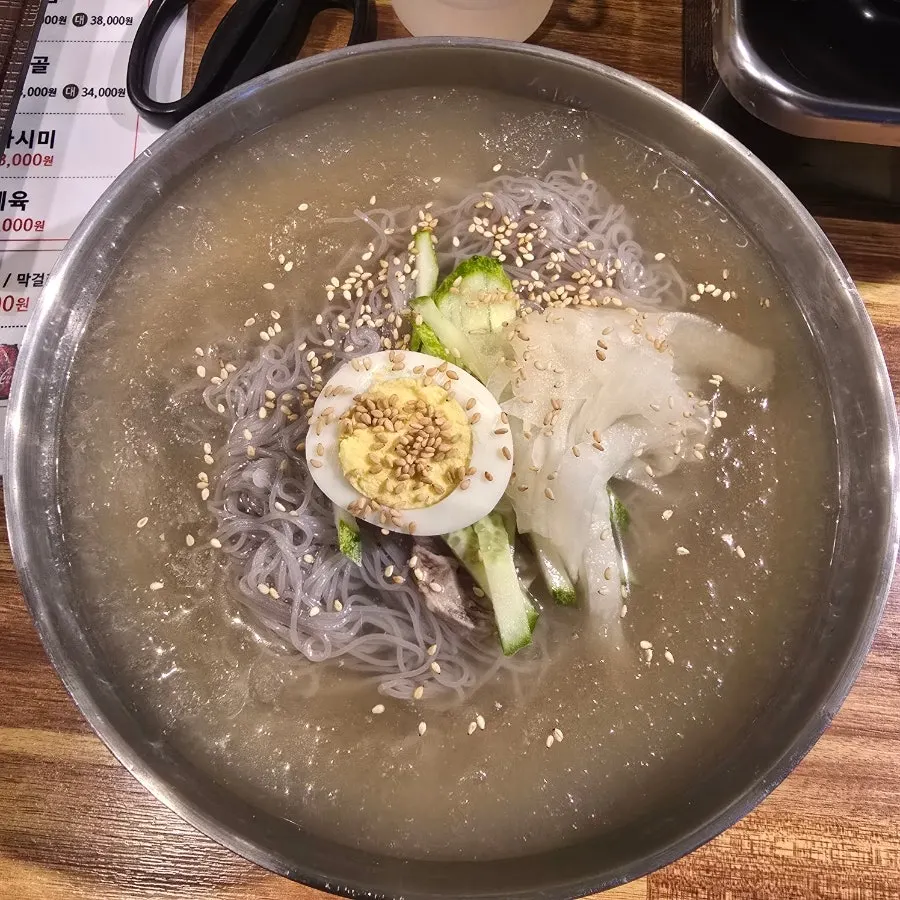 살얼음과 계란을 올린 물냉면