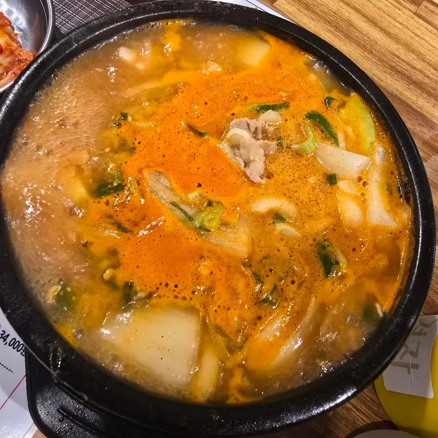 큼지막한 뚝배기 차돌된장찌개
