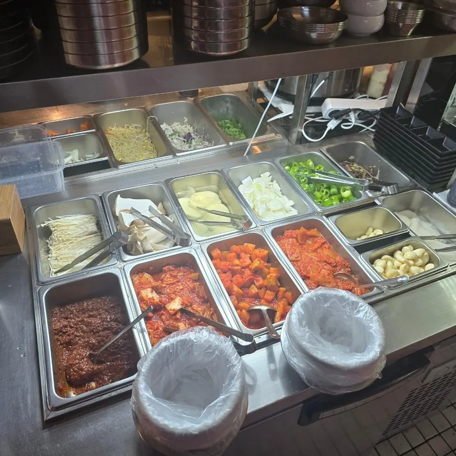 버섯과 반찬이 갖춰진 셀프바