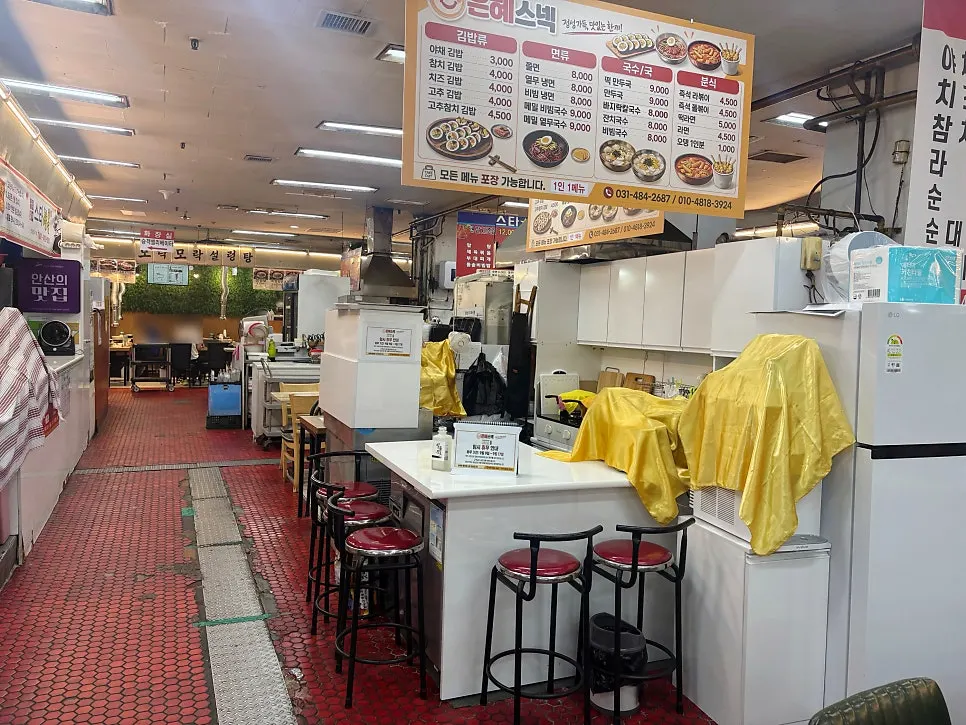 Tables inside Morakmorak Seolleongtang