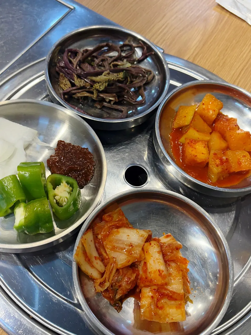 Basic side dish spread with kimchi, kkakdugi, and gosari