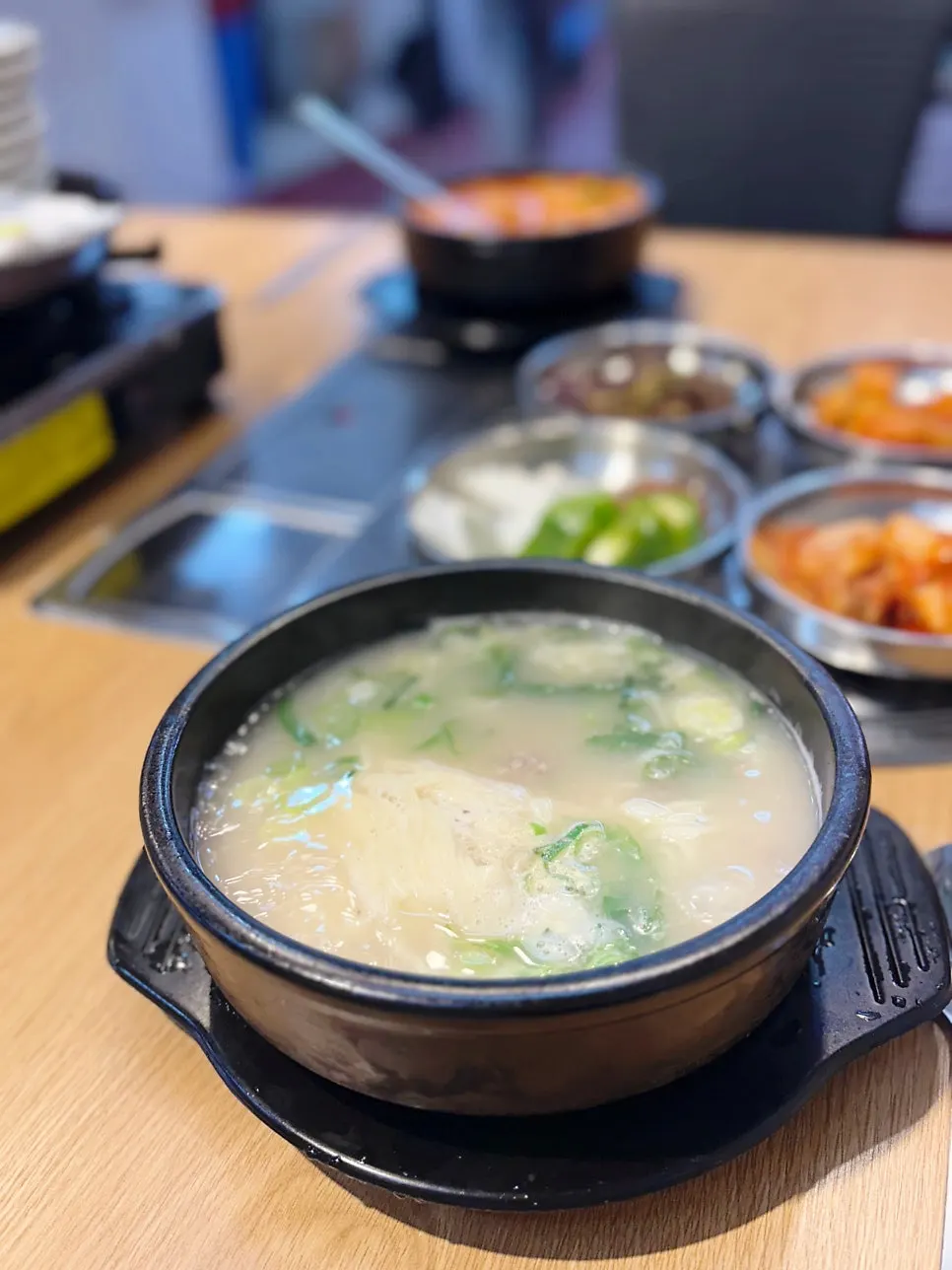Morakmorak seolleongtang served in a stone bowl