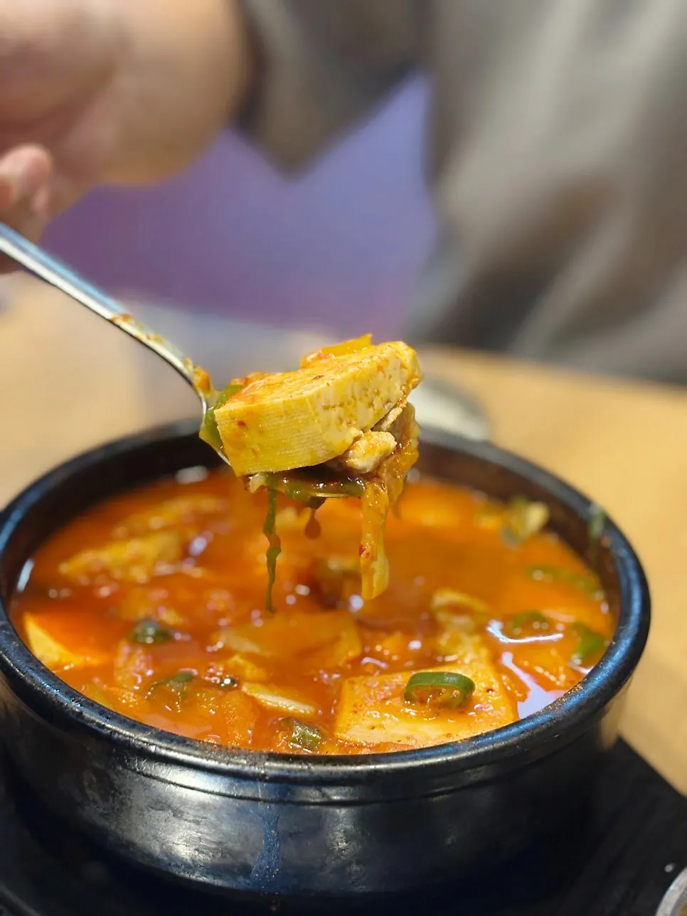 칼칼하게 끓여 나온 모락모락 김치찌개