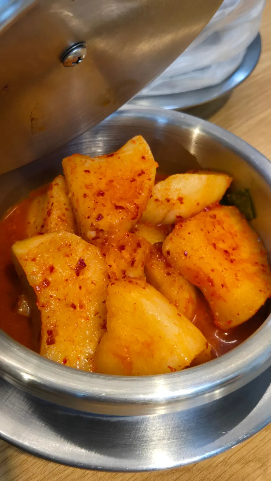 테이블에 준비된 김치 통