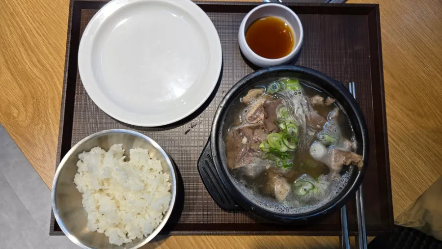 김치와 고기를 덜어 쓰는 흰 플레이트