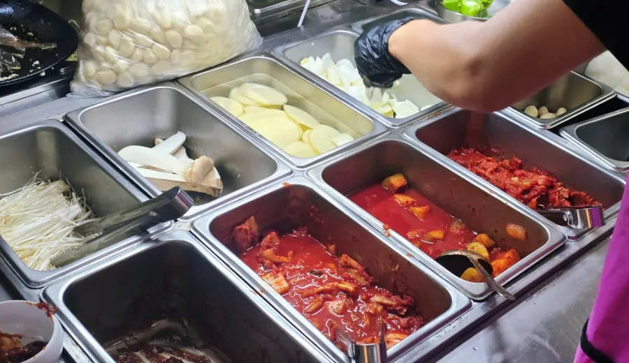 한우 사골을 고아낸 맑은 설렁탕 육수