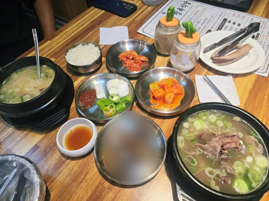 깔끔하게 정리된 매장 테이블