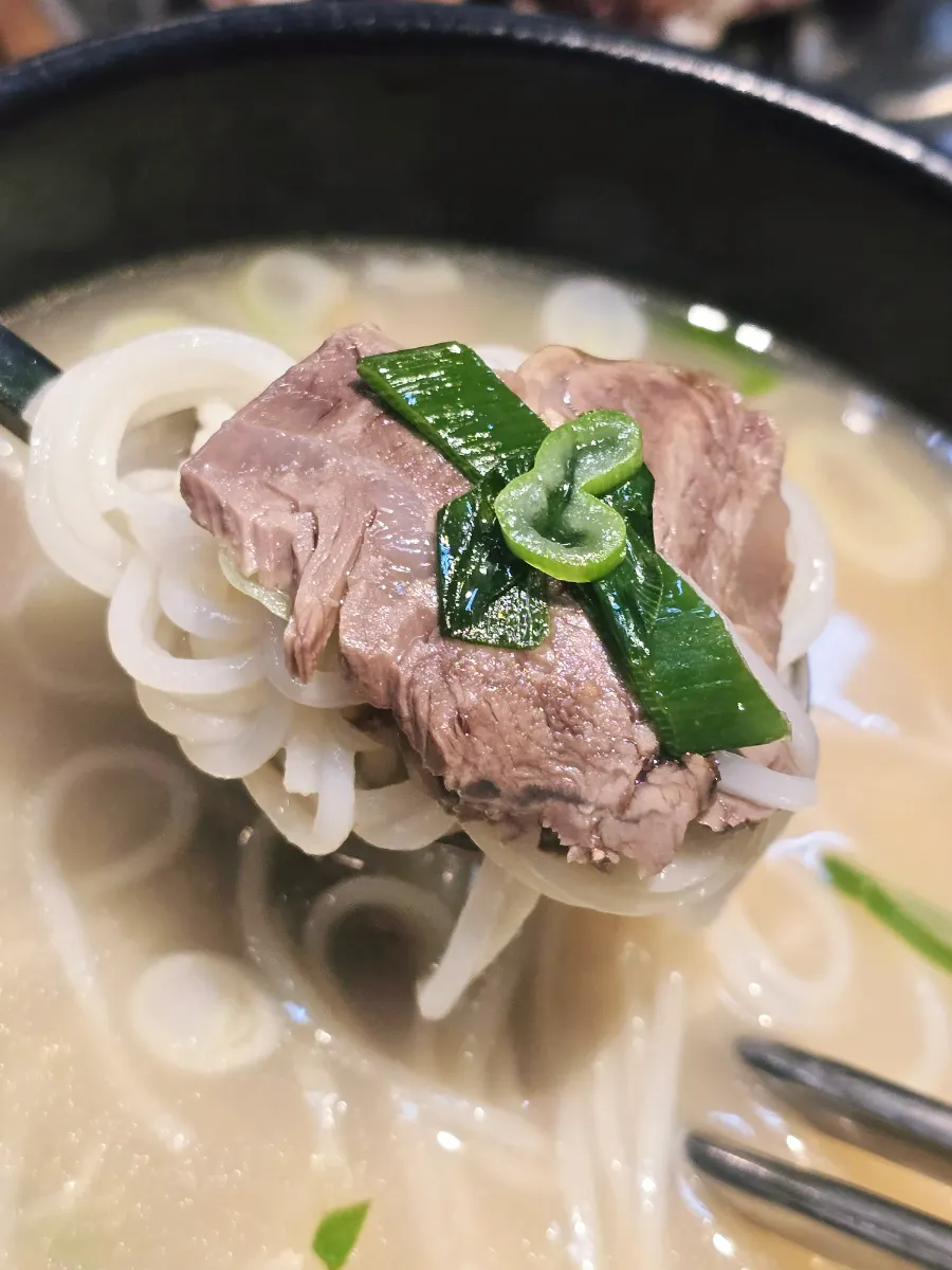 뚝배기에 담겨 나온 설렁탕 한 그릇