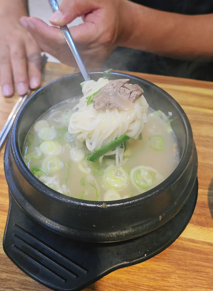 맑은 느낌의 설렁탕 국물 클로즈업