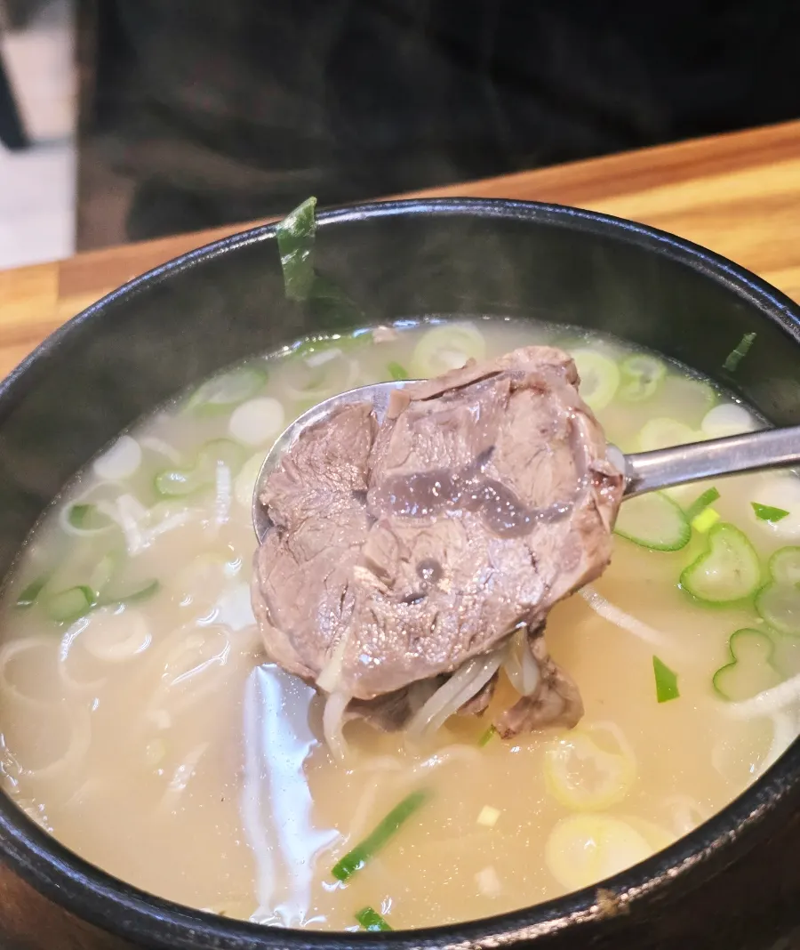 숟가락으로 건져 올린 설렁탕 고기