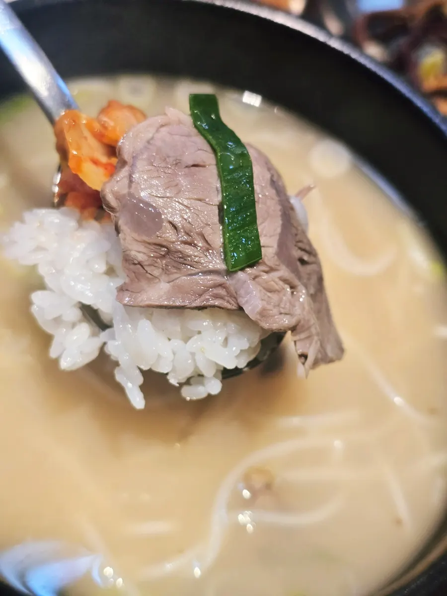 설렁탕과 곁들인 김치와 깍두기