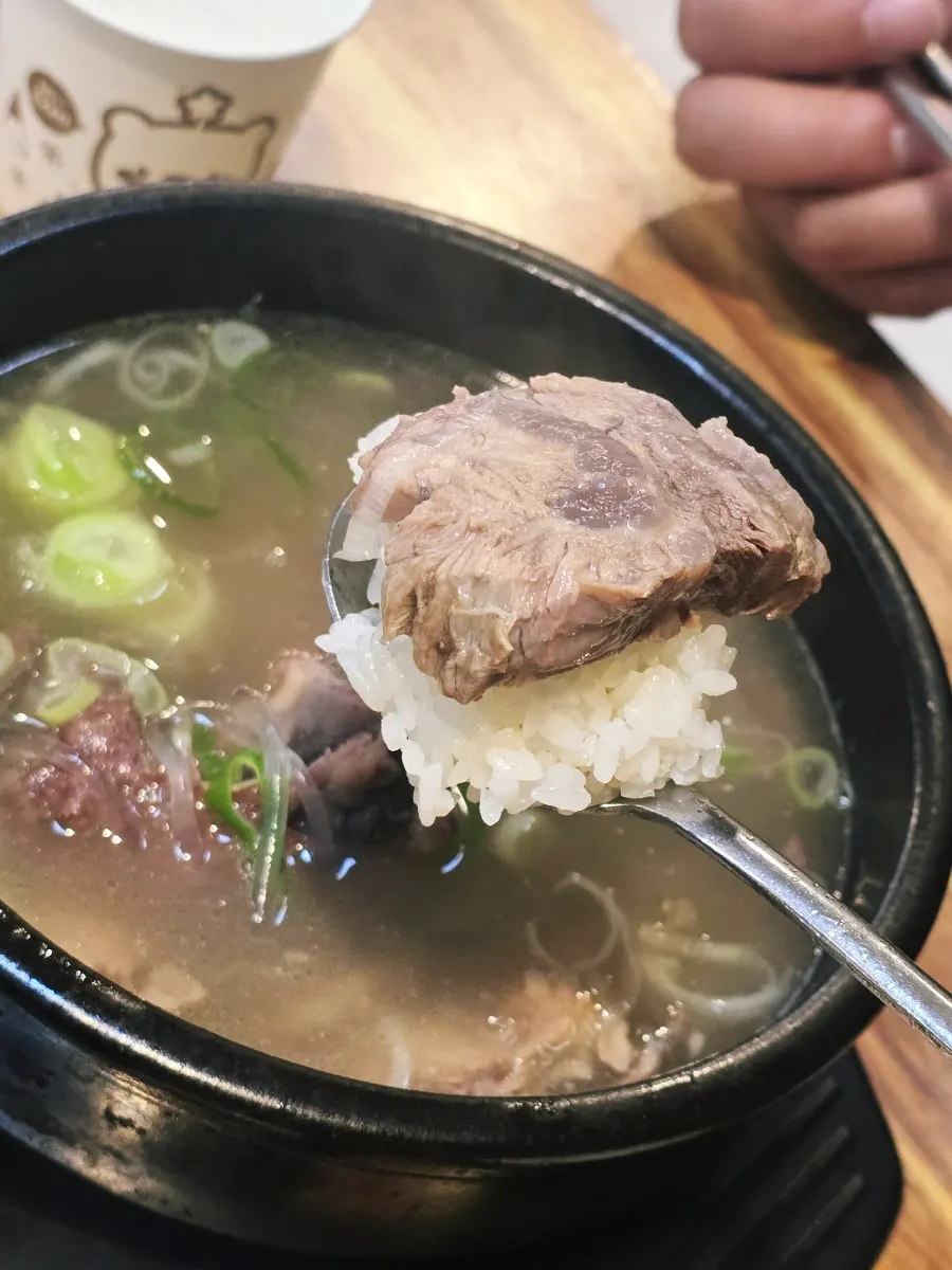 갈비 풍미가 우러난 갈비탕 국물