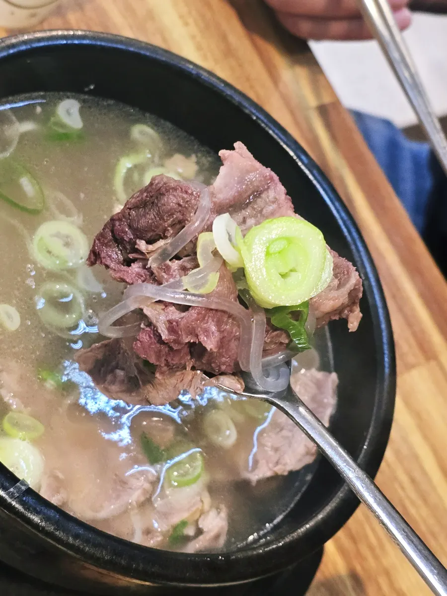 설렁탕과 갈비탕 가격이 적힌 메뉴판