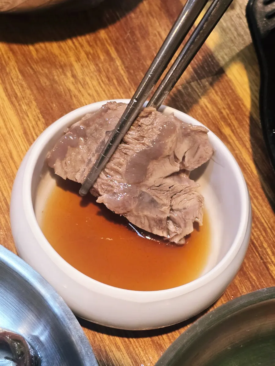 여러 명이 앉을 수 있는 넓은 매장 좌석