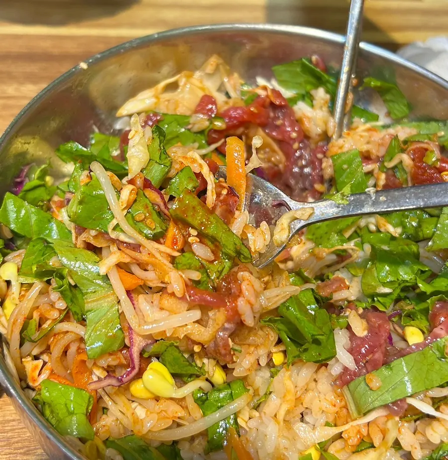 A meal of yukhoe bibimbap eaten together with the broth