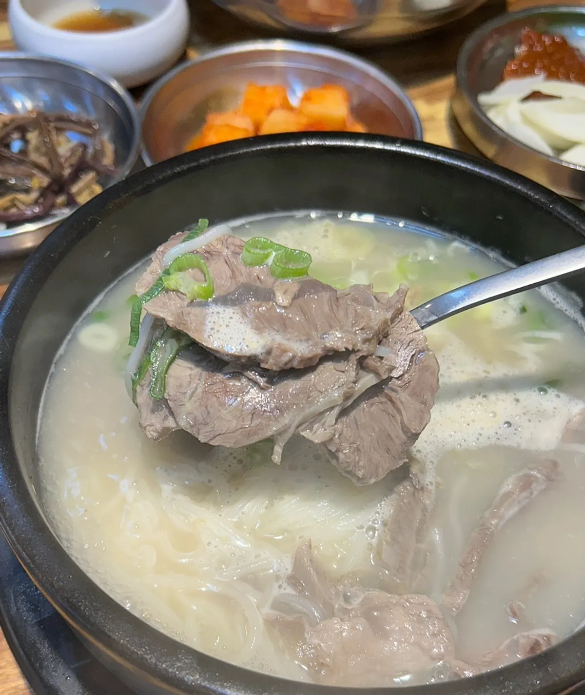 A bowl of teuk-seolleongtang piled high with meat