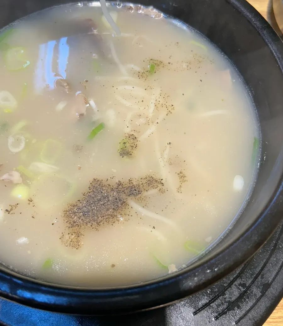 A spoonful of meat scooped from the teuk-seolleongtang