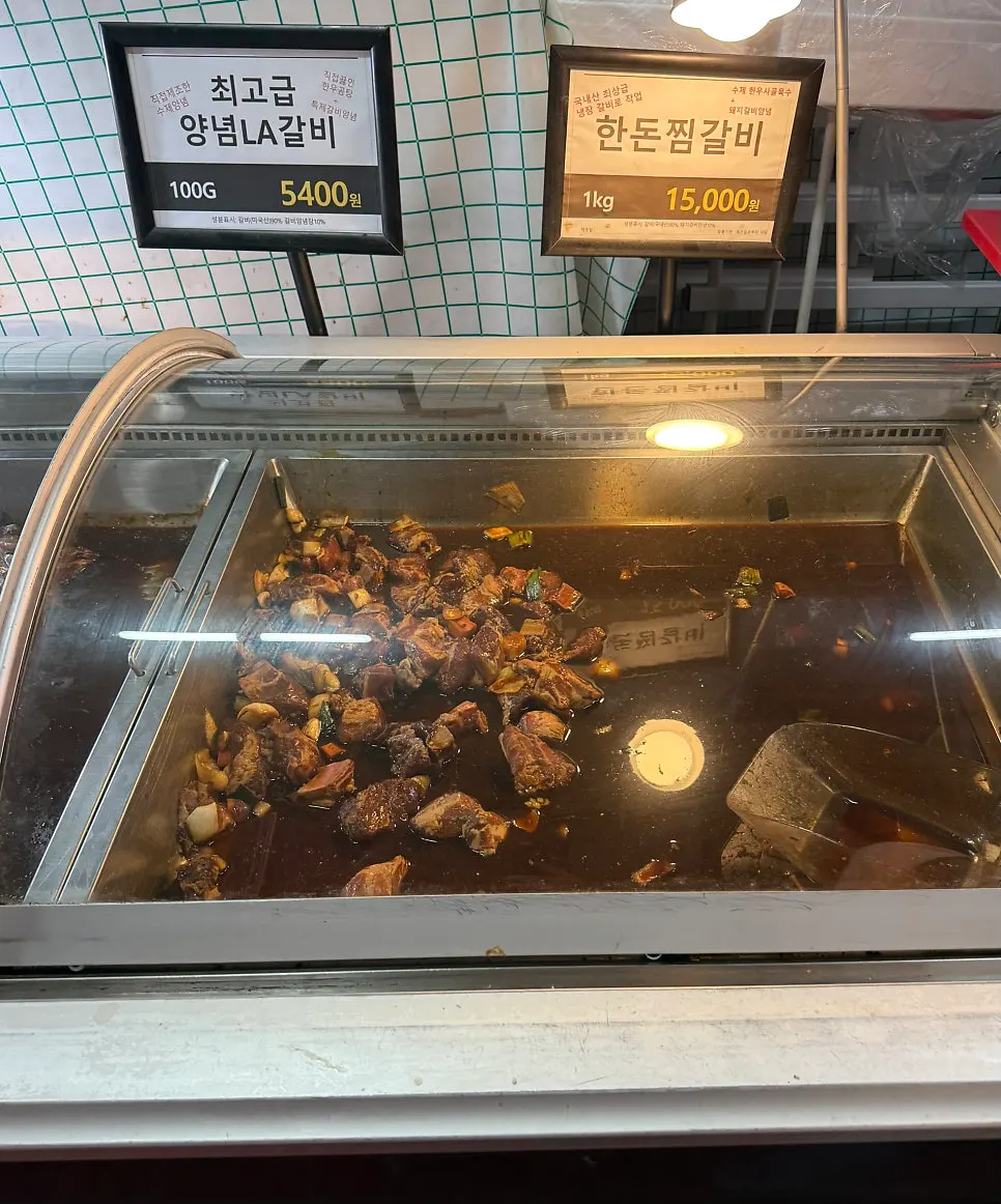 양념LA갈비와 돼지찜갈비 등 수제 양념육 진열