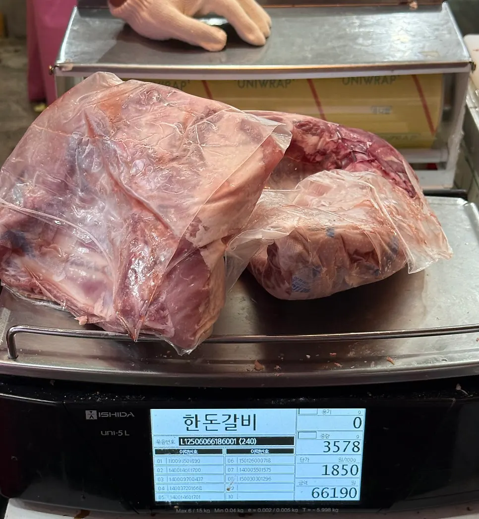 정육 코너에 진열된 신선한 고기